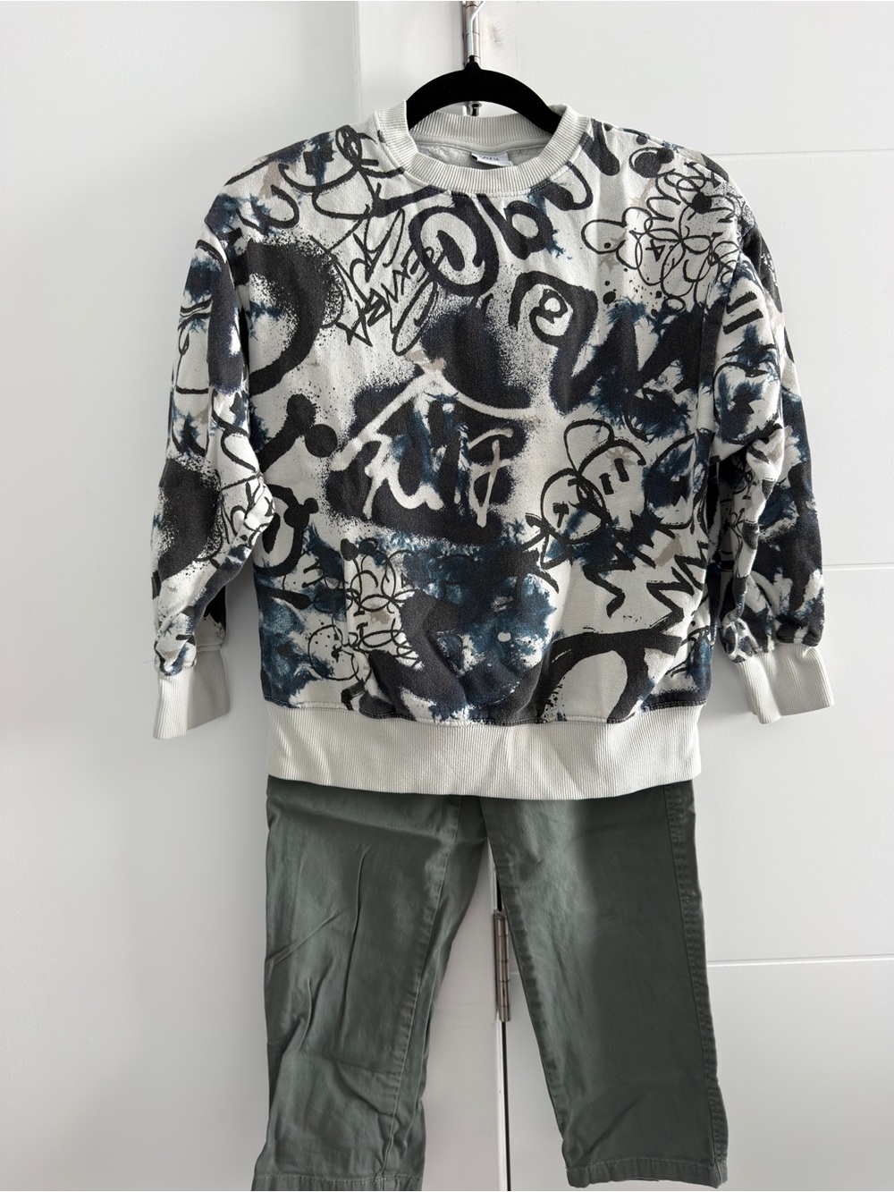 Zara Kids Graffiti Crewneck Sweater - White, Black & Blue with Green pants